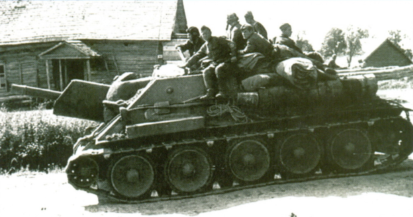12 Советские пехотинцы на СУ-122