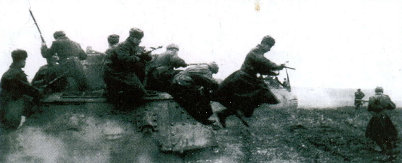 29 Советские солдаты спрыгивают с танка