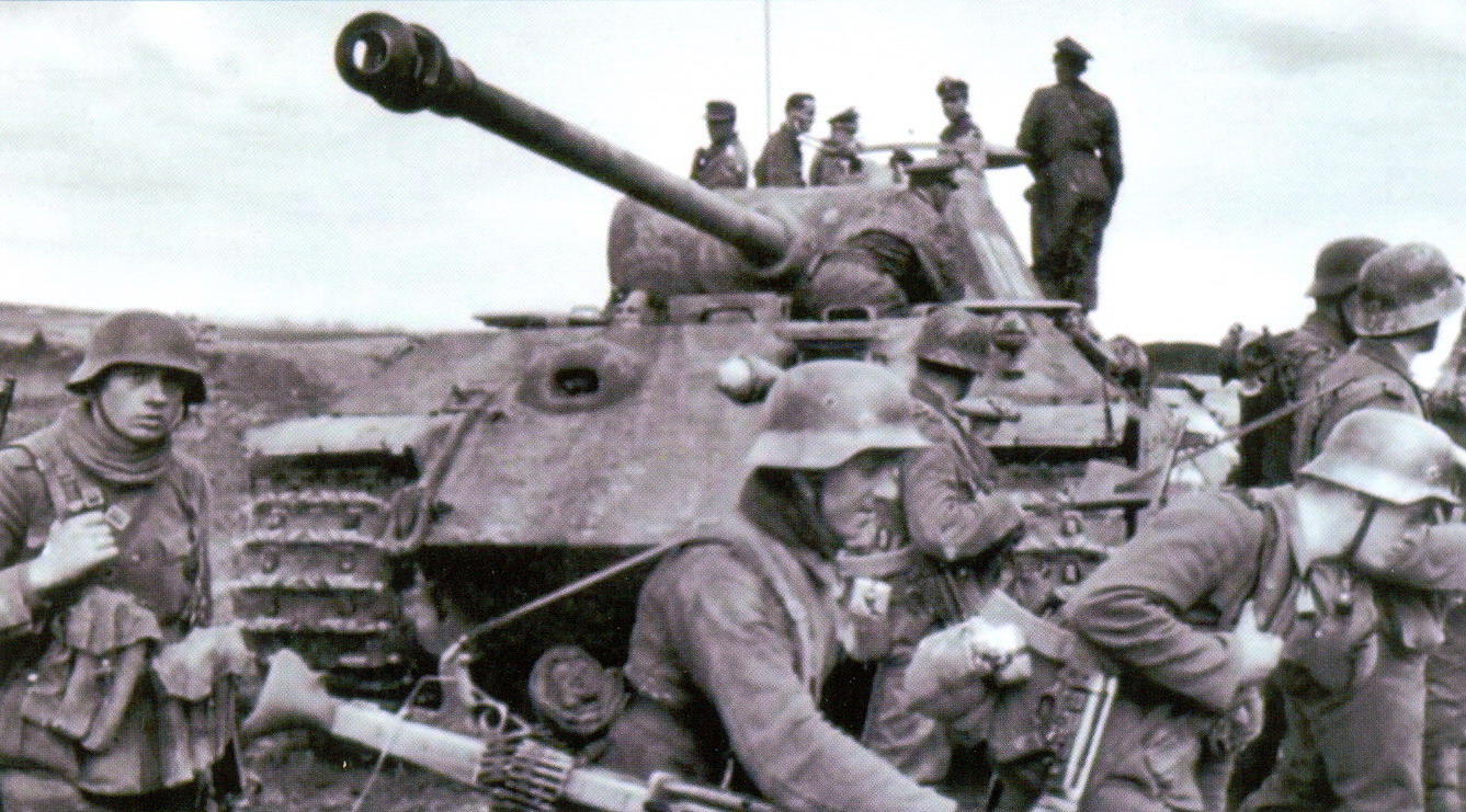 32 Пехотинцы сопровождают танк «Пантера»