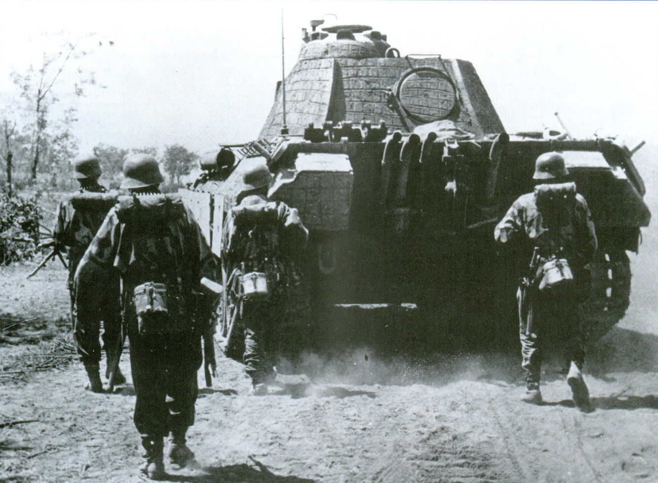 38 Немецкие пехотинцы под прикрытием танка «Пантера».